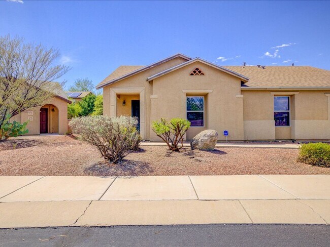 Building Photo - 4 Bedroom 2 Bathroom