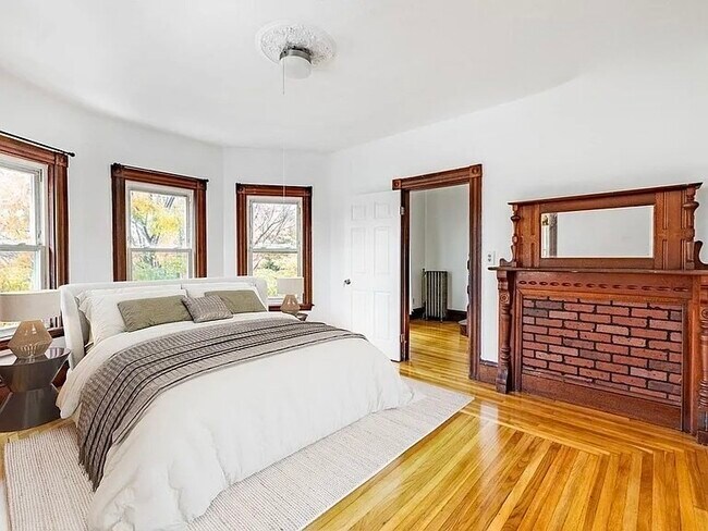 Building Photo - 61-61 Glenwood Rd