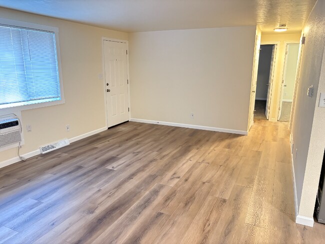 Foto del edificio - 1015 Roosevelt Ave