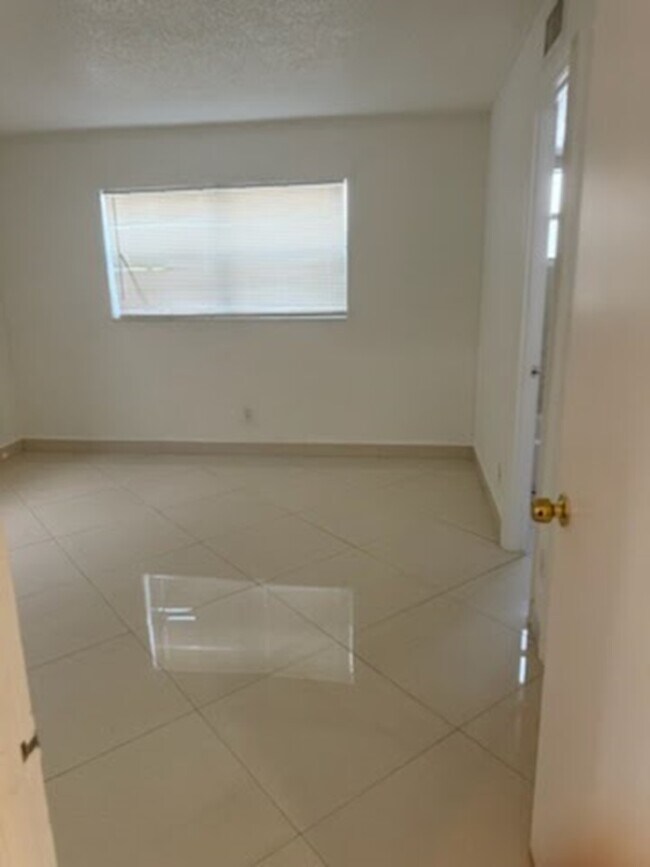 Foto del edificio - 1021 NW 45th St