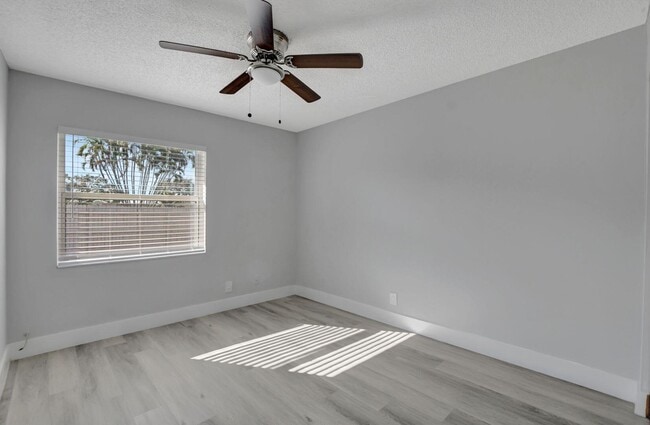 Building Photo - 9632 Saddlebrook Dr