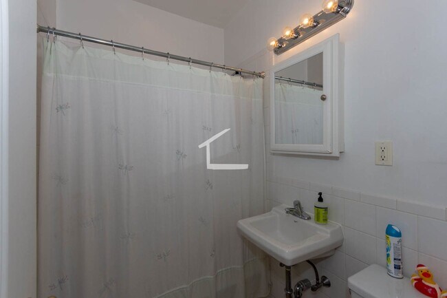 Foto del edificio - Large, sunny, nicely renovated top floor u...