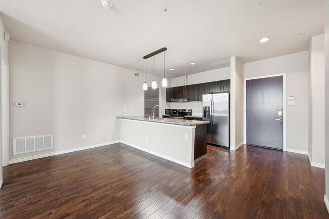 Building Photo - Beautiful Condo in Carrollton!