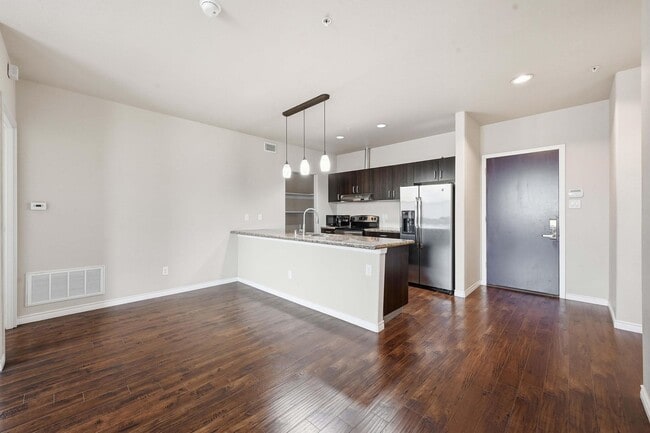 Foto del edificio - Beautiful Condo in Carrollton!