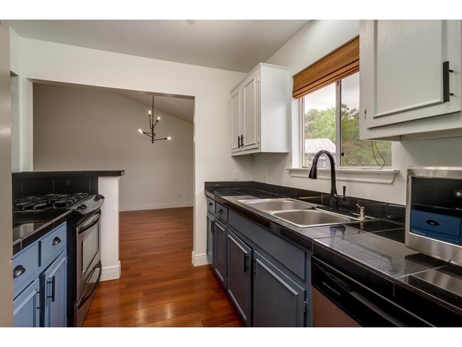 Building Photo - 1100 Azie Morton Rd