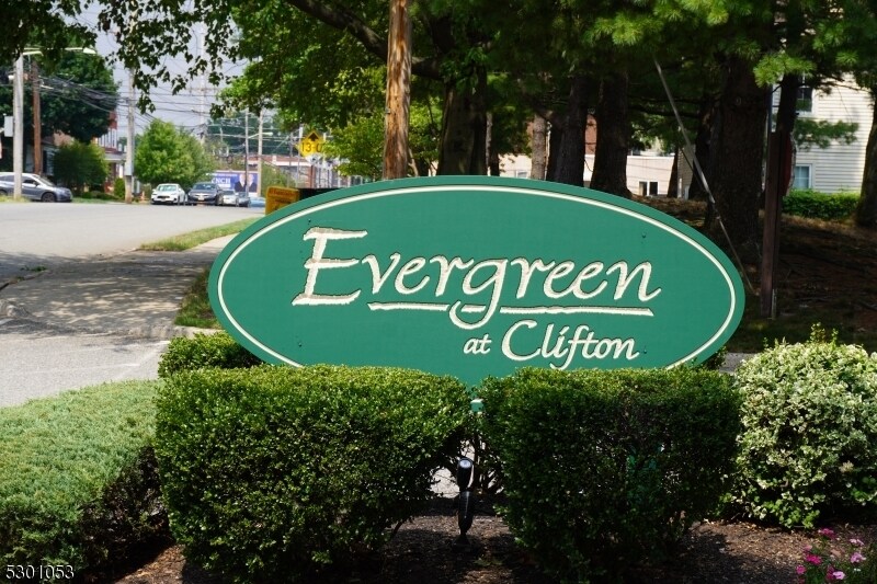 Primary Photo - 7 Evergreen Dr