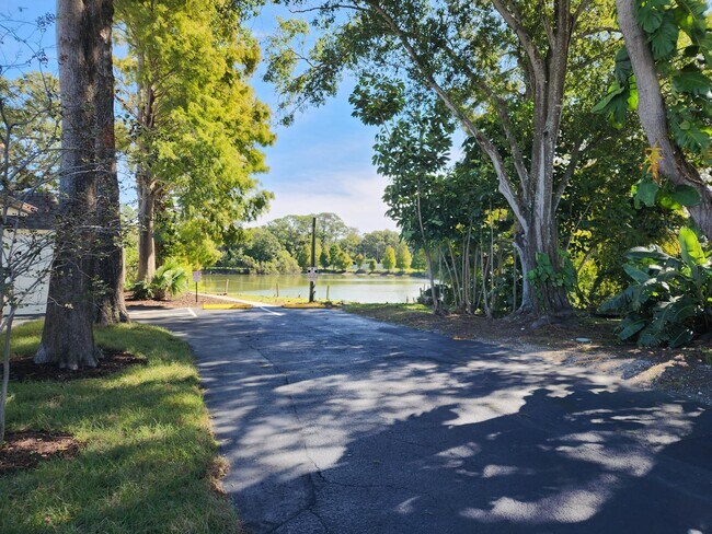 Foto del edificio - 556 Clearwater Largo Rd N