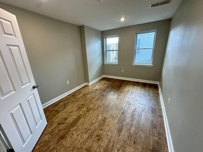 Building Photo - Fully renovated 3 bed 1.5 bath. Great loca...