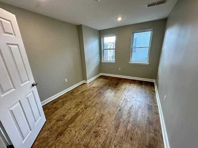 Foto del edificio - Fully renovated 3 bed 1.5 bath. Great loca...