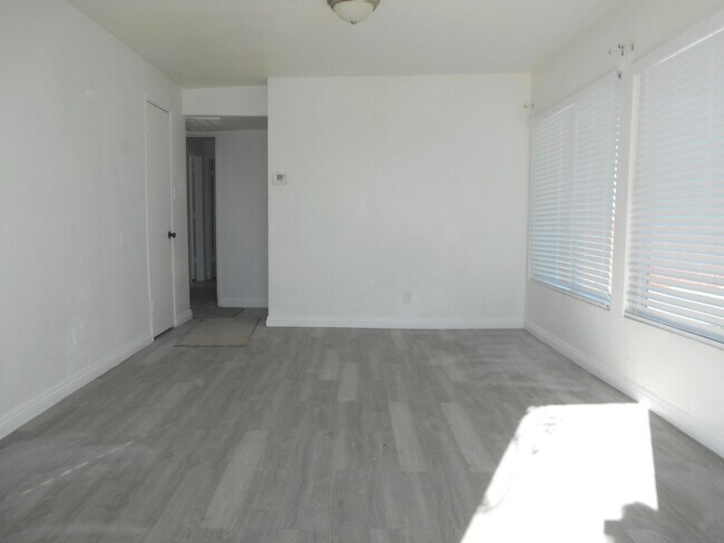 Foto del edificio - 2137 E St Louis Ave