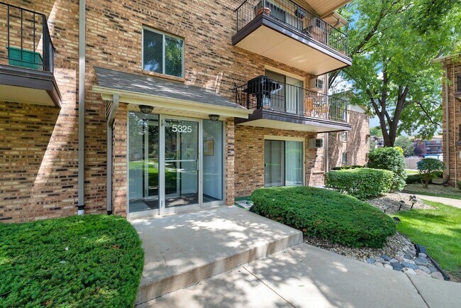 Foto del edificio - 5325 Waterbury Ct