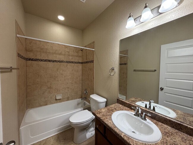 Building Photo - 5 Bedroom, 3 Bathroom Single-Family Home w...