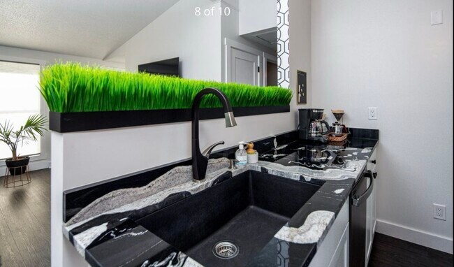 Foto del edificio - 3358 Rennie St