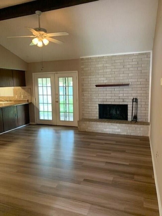 Building Photo - ***COMING SOON*** Nice 3 Bedroom, 2 Full Bath Home Located In SW Ft. Worth!
