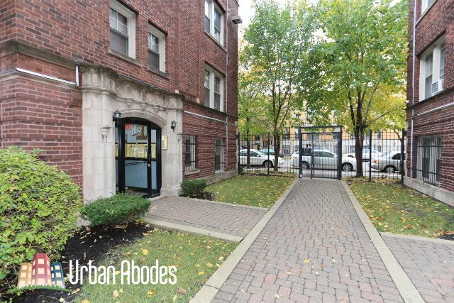 Foto principal - 3267 W Wrightwood Ave