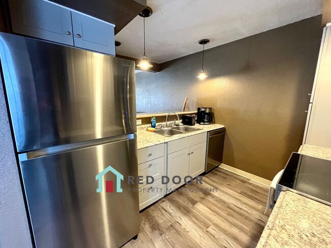 Building Photo - Spacious Condo for Rent – Ideal Location w...