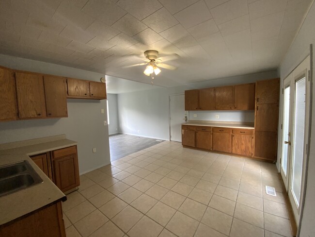 Building Photo - 807 Knollcrest Dr