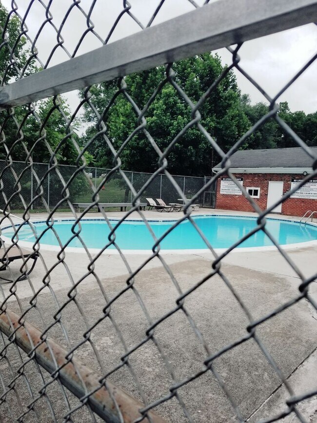 Foto del edificio - A spacious 3-Bedroom 1.5-Bathroom 3 Story Townhouse off of Old Forest Road With a Pool