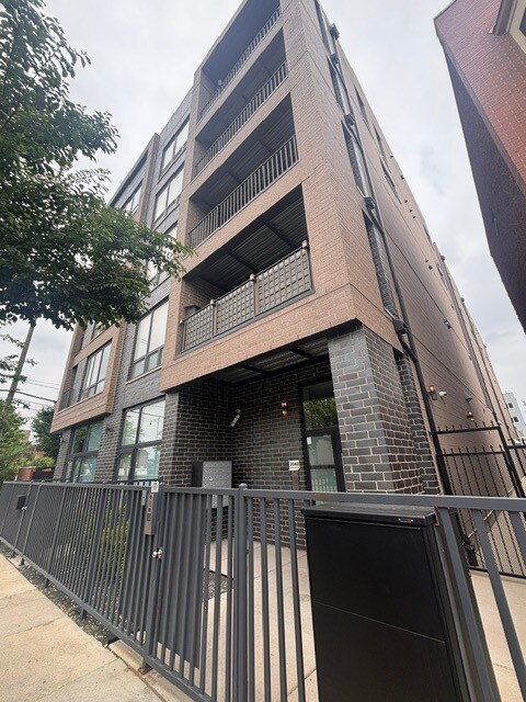 Building Photo - 2342 W Adams St