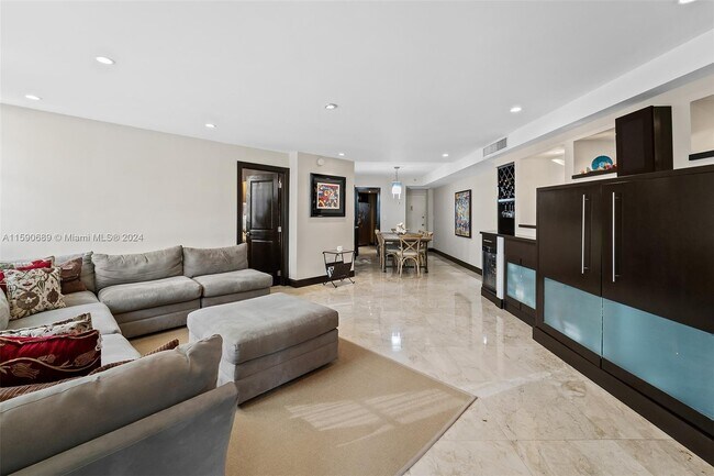 Building Photo - 999 Brickell Bay Dr