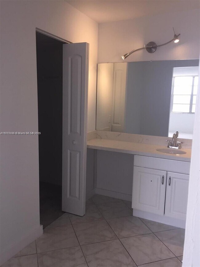 Foto del edificio - 2025 NE 164th St