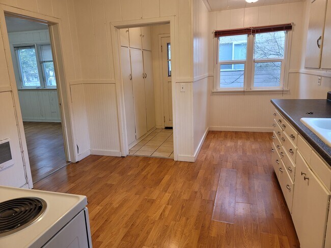 Private back-door / Dining nook - 523 W Taylor Ave