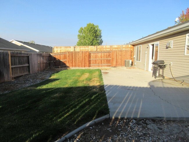 Building Photo - **Pending Application** 3 bedroom, 2 bathr...
