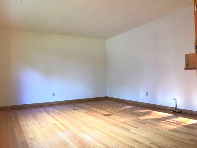 Hardwood Floors - 406 Pawling St