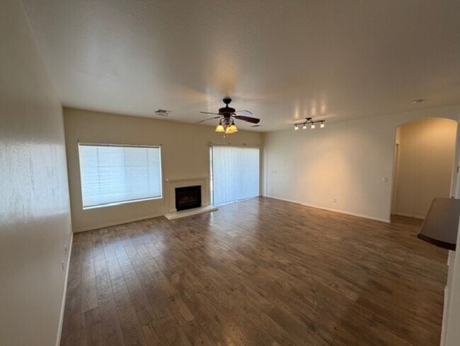 Building Photo - ***3 BEDROOM/2 BATHROOM IN PRESCOTT VALLEY***