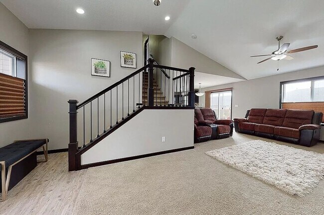 Foto del edificio - NE Side 2 Story -  4 Bedrooms - Linn Mar Schools - Attached Garage - New Flooring