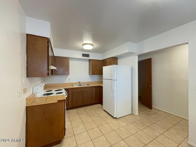 Building Photo - 4221 Plaza Oro Loma