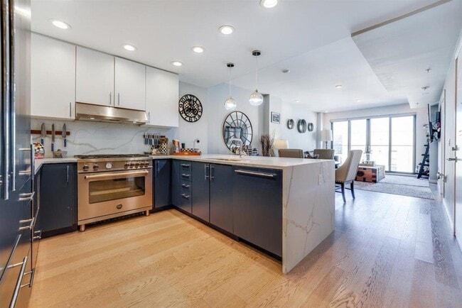 Building Photo - 70 Monroe St