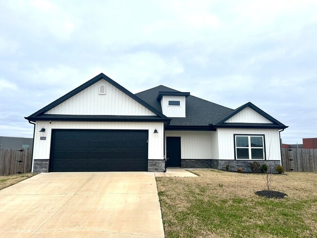 Building Photo - Centerton Home Available NOW! 4 bed, 2 full bath no carpet home. LARGE fenced backyard