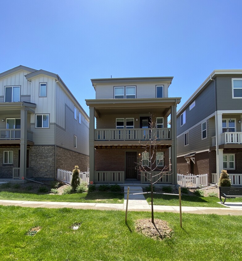 Primary Photo - 12713 E Dickenson Ave