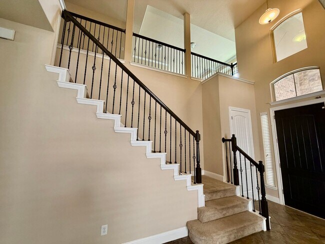 Building Photo - Welcome home to 621 Cavan!