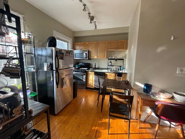 Building Photo - Avl Now: Sunny two-room Studio in Oak Square - No Fee!