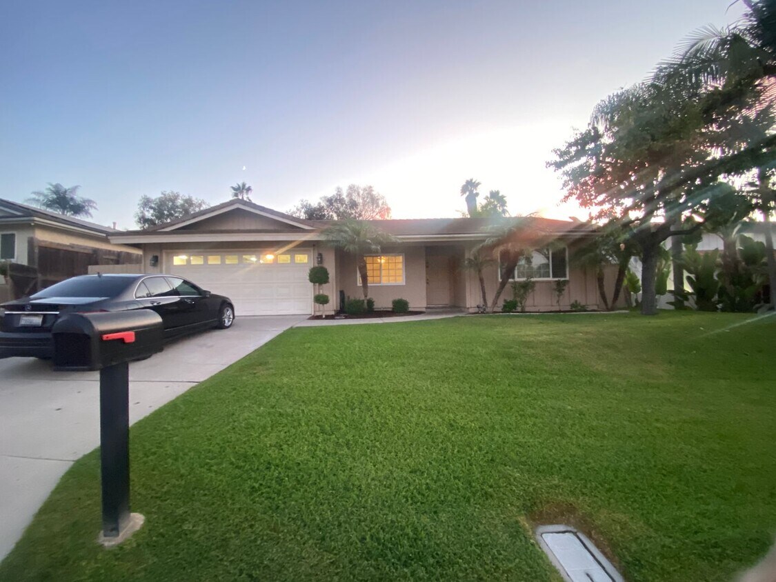 Primary Photo - Lovely Home on 1/4 acre w/ Pool, Solar, Ho...