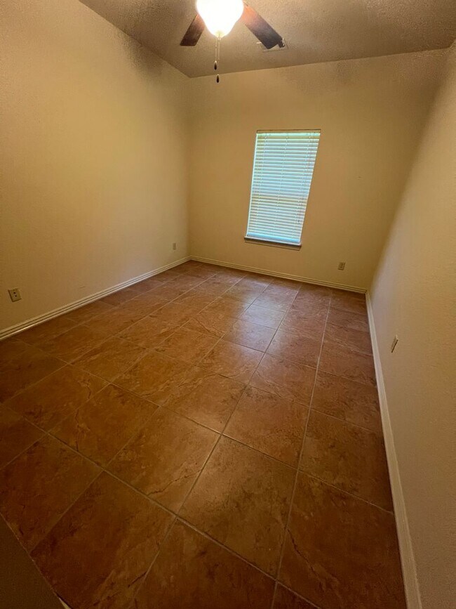 Building Photo - 4 Bed 2 Bath House in desired part of Van ...