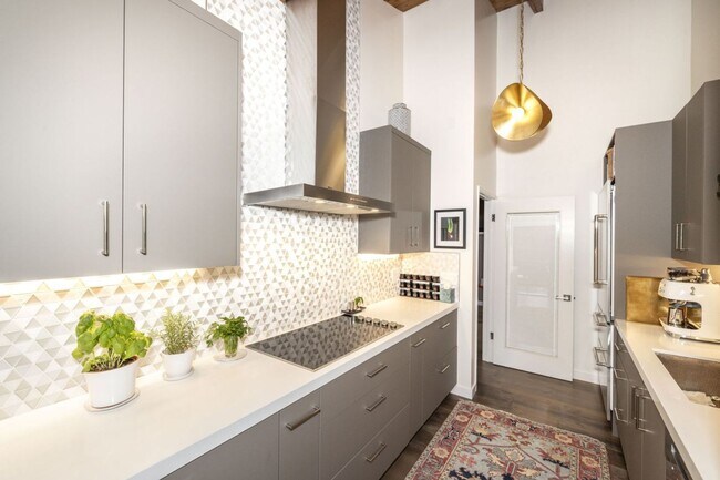 Building Photo - Tastefully Furnished 3 Bed, 2 Bath Home w/ Views of Greenbelt