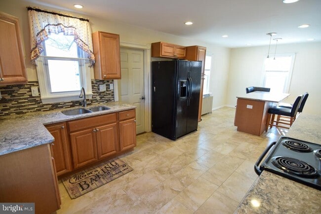 Building Photo - 1071 W Bristol Rd