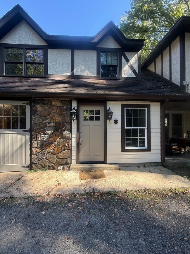 Building Photo - 8 E Woodbound Dr
