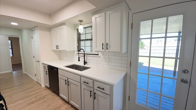 Foto del edificio - Welcome to your newly remodeled 3bed/2bath...