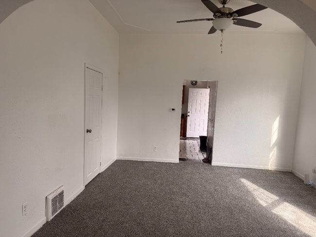 Building Photo - 1107 E Frye Ave