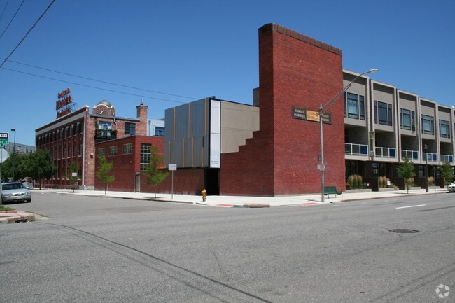 Building Photo - Chroma Townhomes