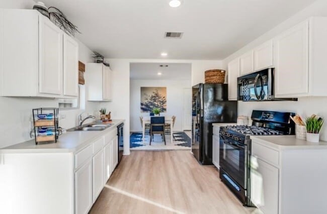 Foto del edificio - 26630 Wilderye Cv Ln