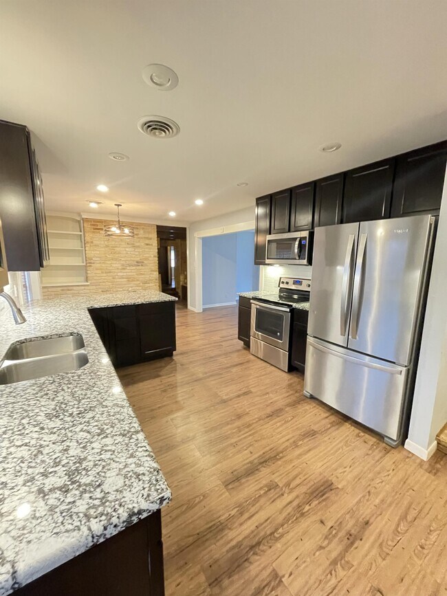 Building Photo - 208 Tanglewood Dr