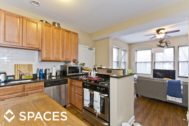 Building Photo - 920 W Cullom Ave