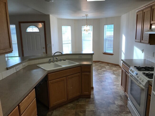 Foto del edificio - Eastgate Home. Yard care provided