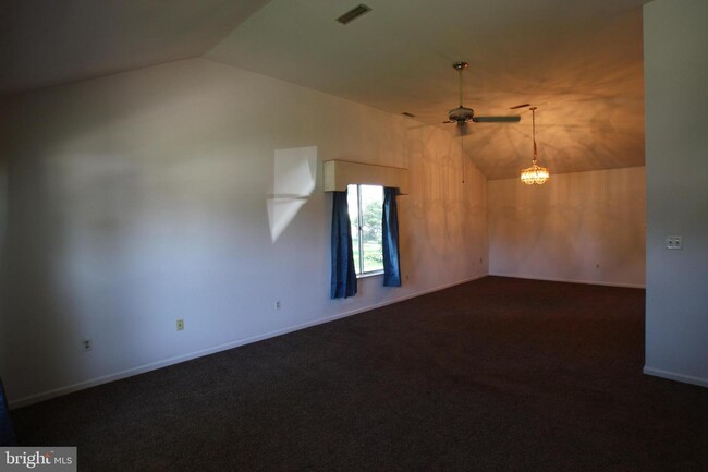 Building Photo - 1179 S Farmview Dr