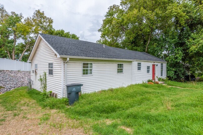 Foto del edificio - Charming 4BR/2BA Home in South Nashville –...